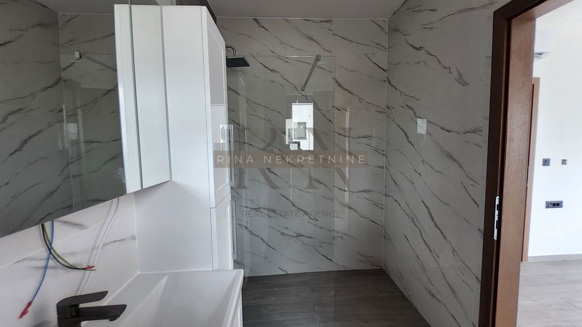 Istria, Parenzo – nuova costruzione: villa con piscina in vendita