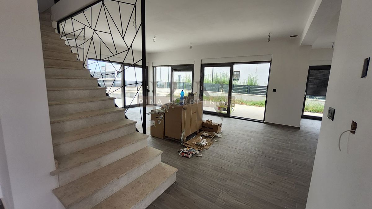 Istria, Parenzo – nuova costruzione: villa con piscina in vendita