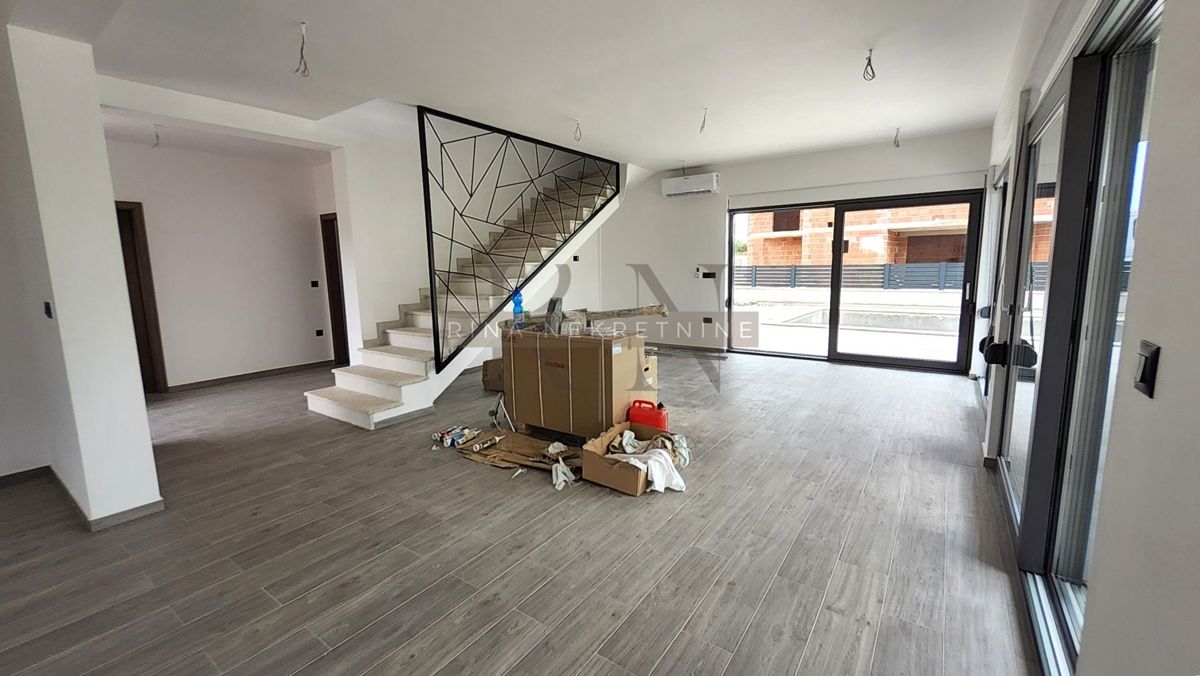 Istria, Parenzo – nuova costruzione: villa con piscina in vendita