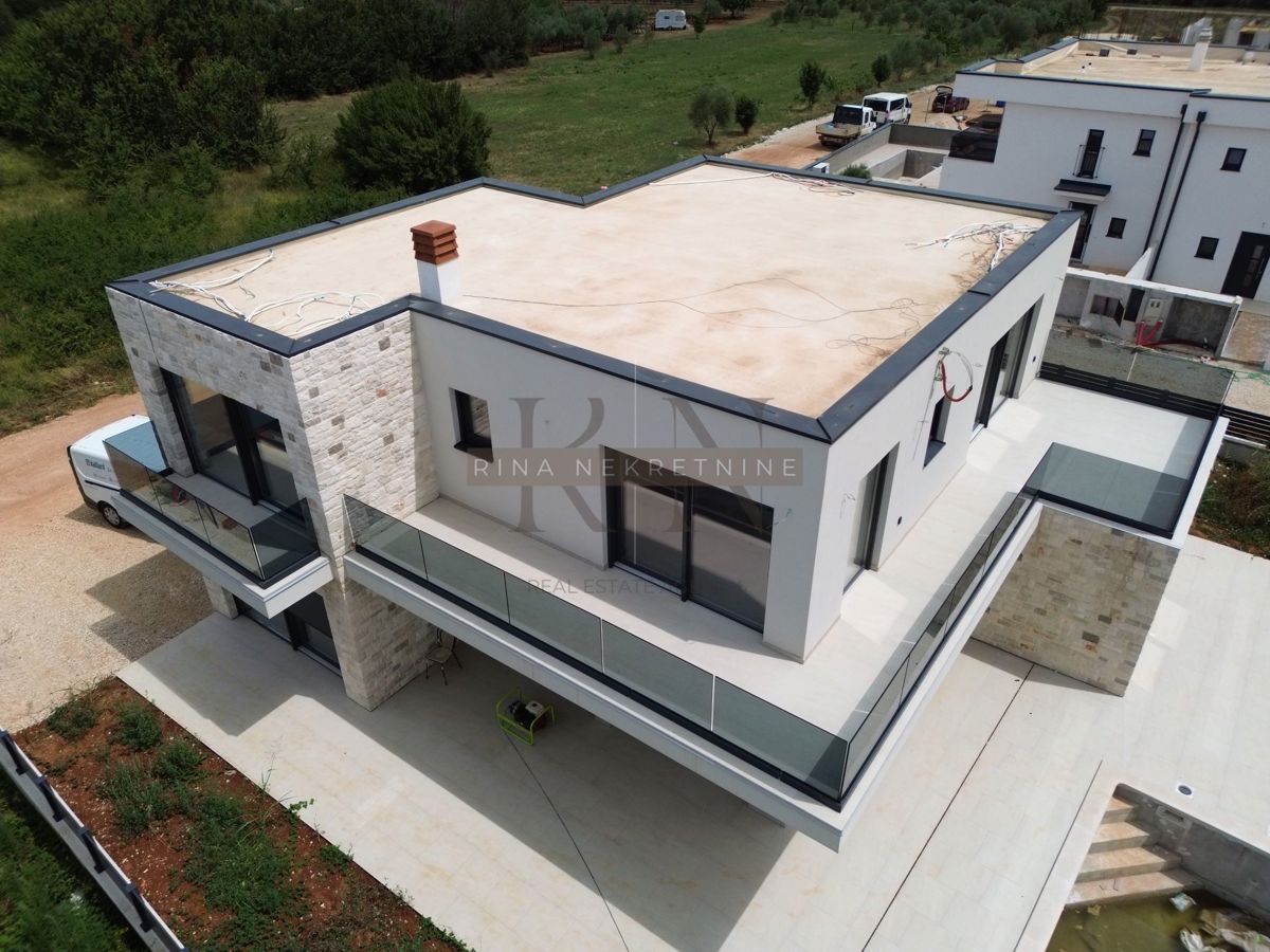 Istria, Parenzo – nuova costruzione: villa con piscina in vendita