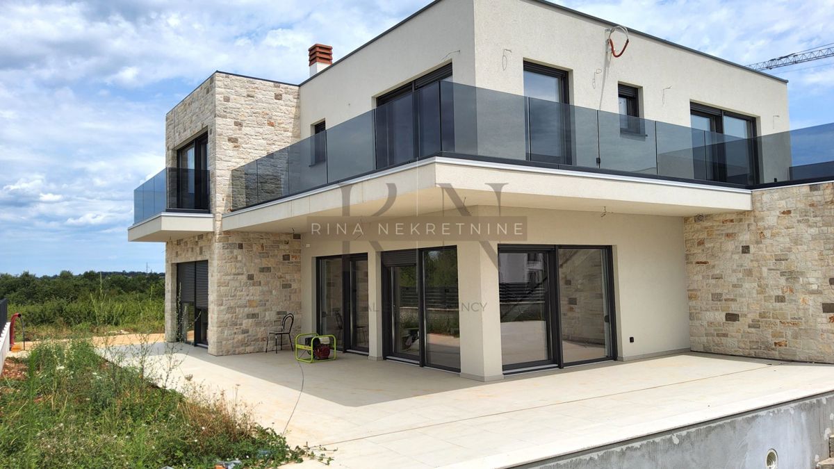 Istria, Parenzo – nuova costruzione: villa con piscina in vendita