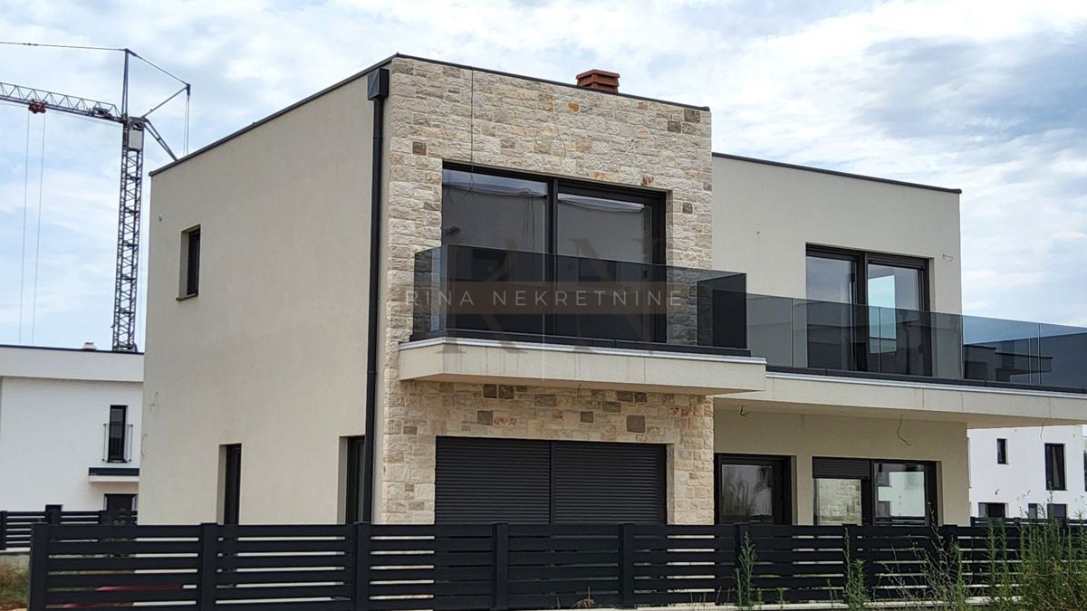 Istria, Parenzo – nuova costruzione: villa con piscina in vendita