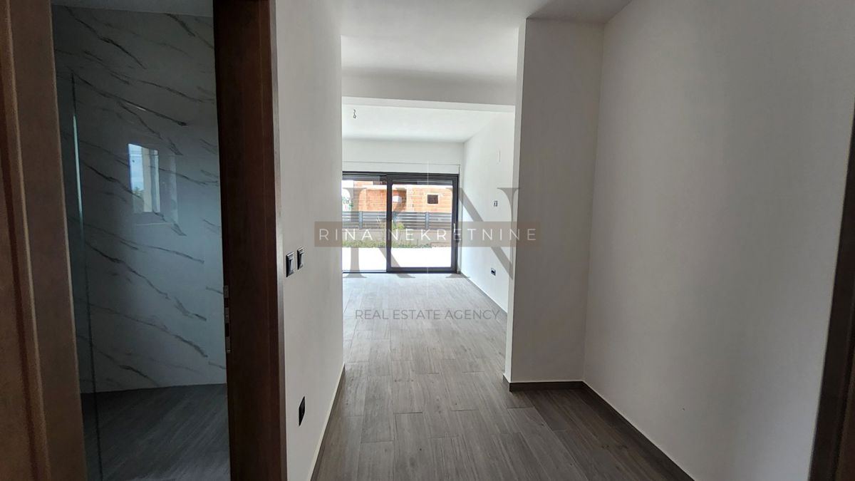 Istria, Parenzo – nuova costruzione: villa con piscina in vendita