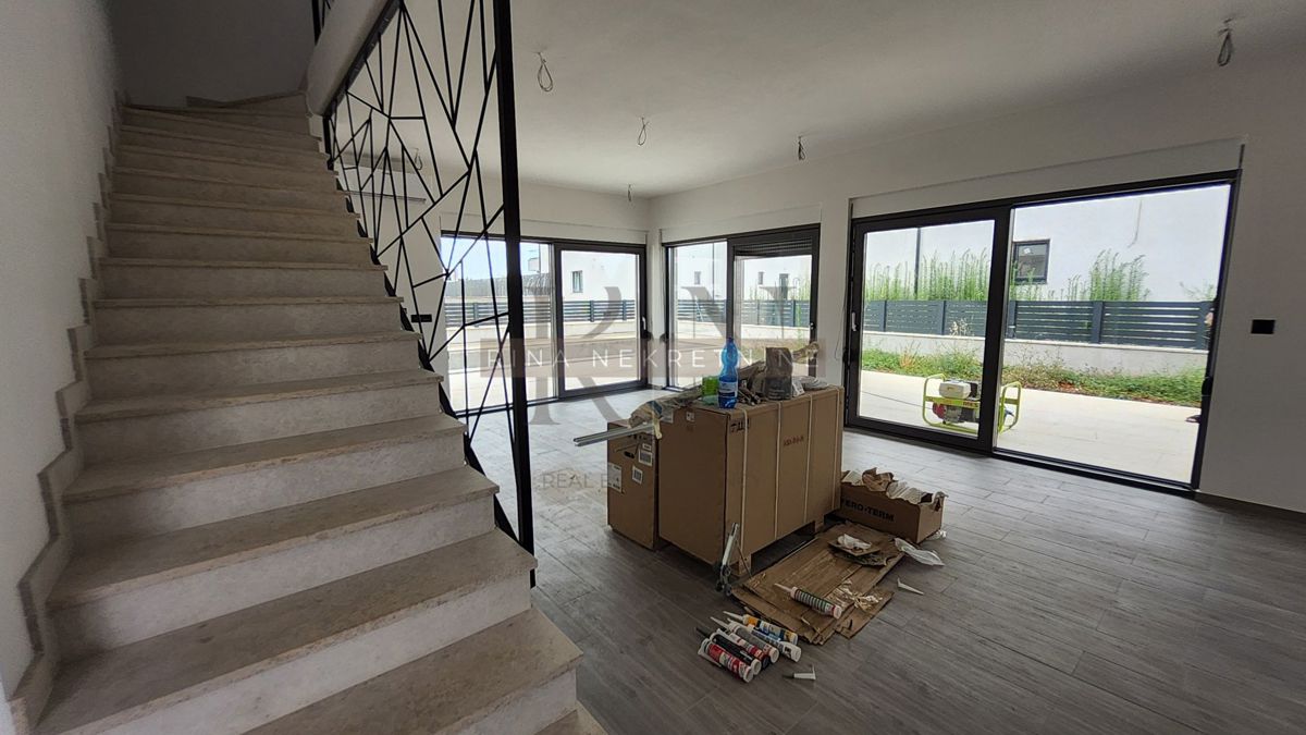 Istria, Parenzo – nuova costruzione: villa con piscina in vendita