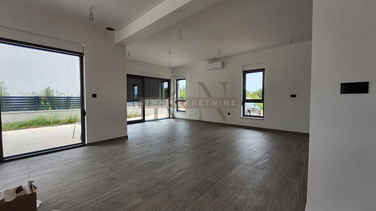 Istria, Parenzo – nuova costruzione: villa con piscina in vendita