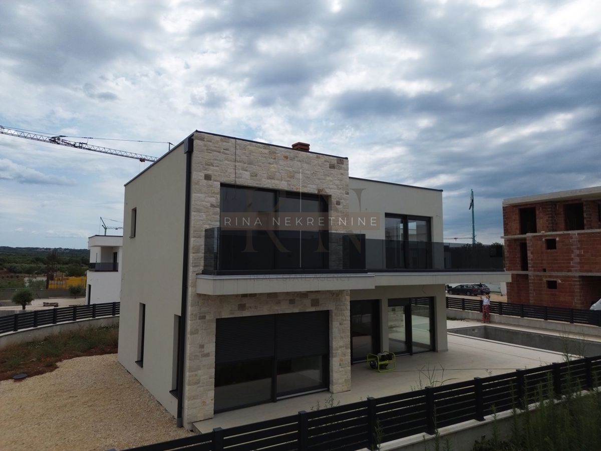 Istria, Parenzo – nuova costruzione: villa con piscina in vendita