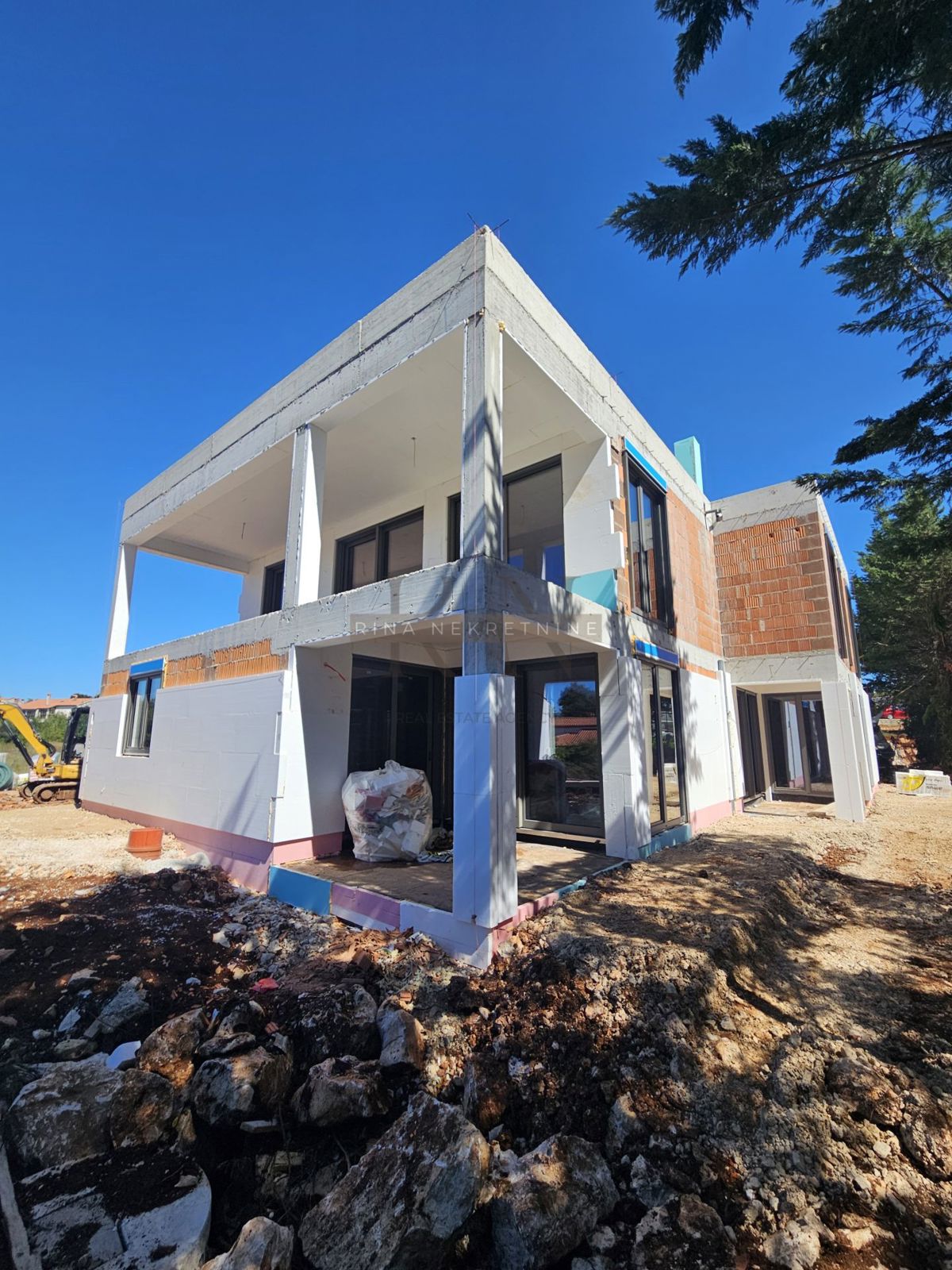 ISTRIA - appartamento con giardino in un nuovo edificio a Parenzo, ULTIMO DISPONIBILE!