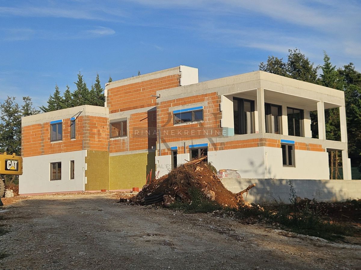 ISTRIA - appartamento con giardino in un nuovo edificio a Parenzo, ULTIMO DISPONIBILE!