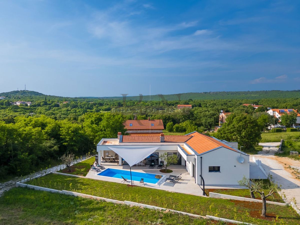 ISTRIA - ROVIGNO - Casa arredata su un unico piano con piscina!