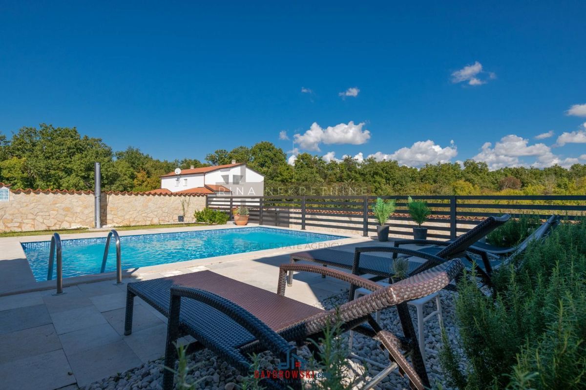 ISTRIA – POREČ – VILLA CON PISCINA IN UNA POSIZIONE TRANQUILLA