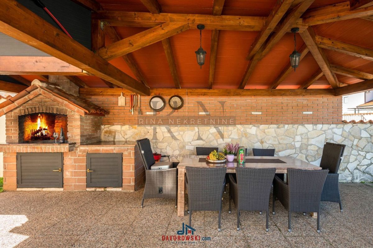 ISTRIA – POREČ – VILLA CON PISCINA IN UNA POSIZIONE TRANQUILLA