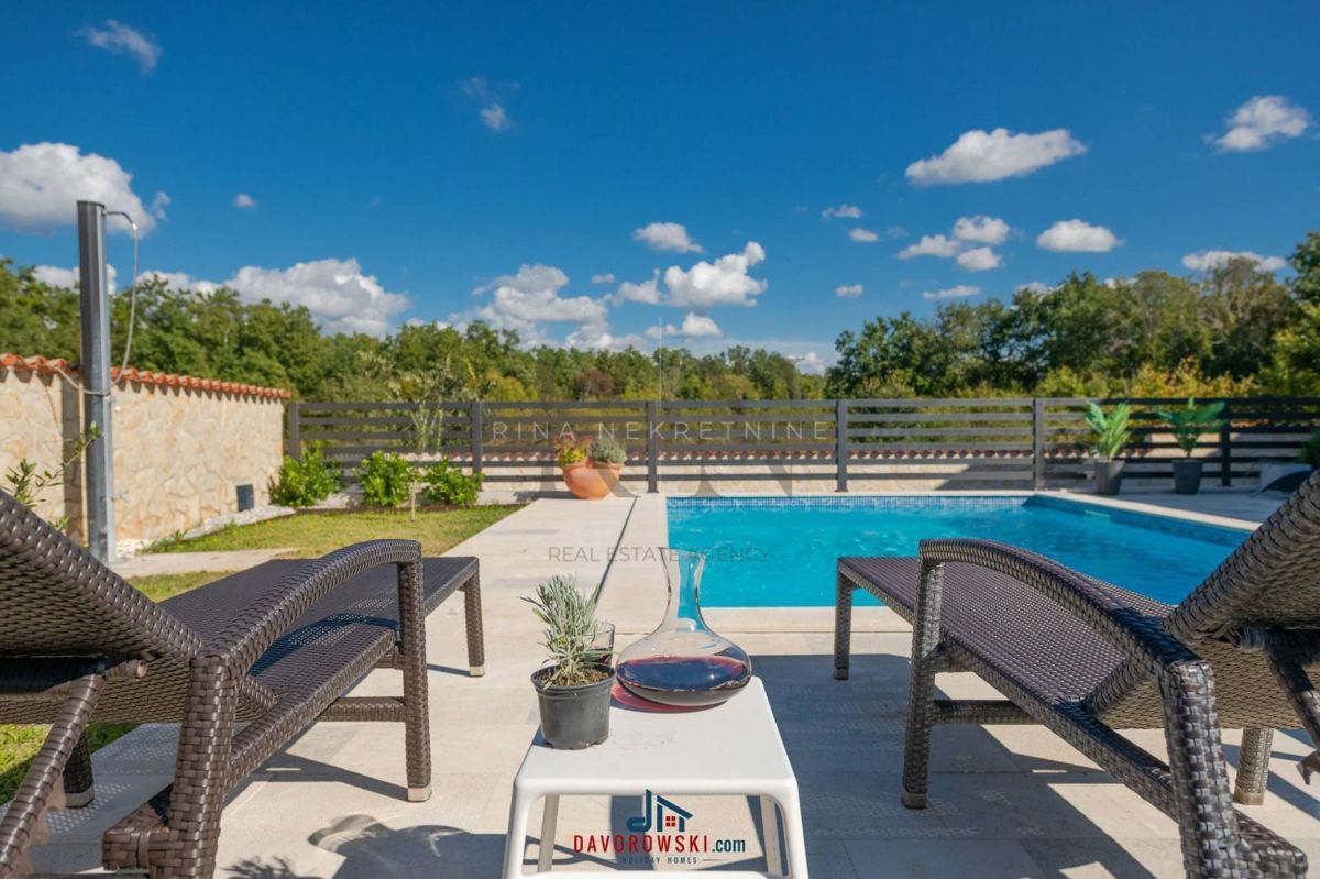 ISTRIA – POREČ – VILLA CON PISCINA IN UNA POSIZIONE TRANQUILLA