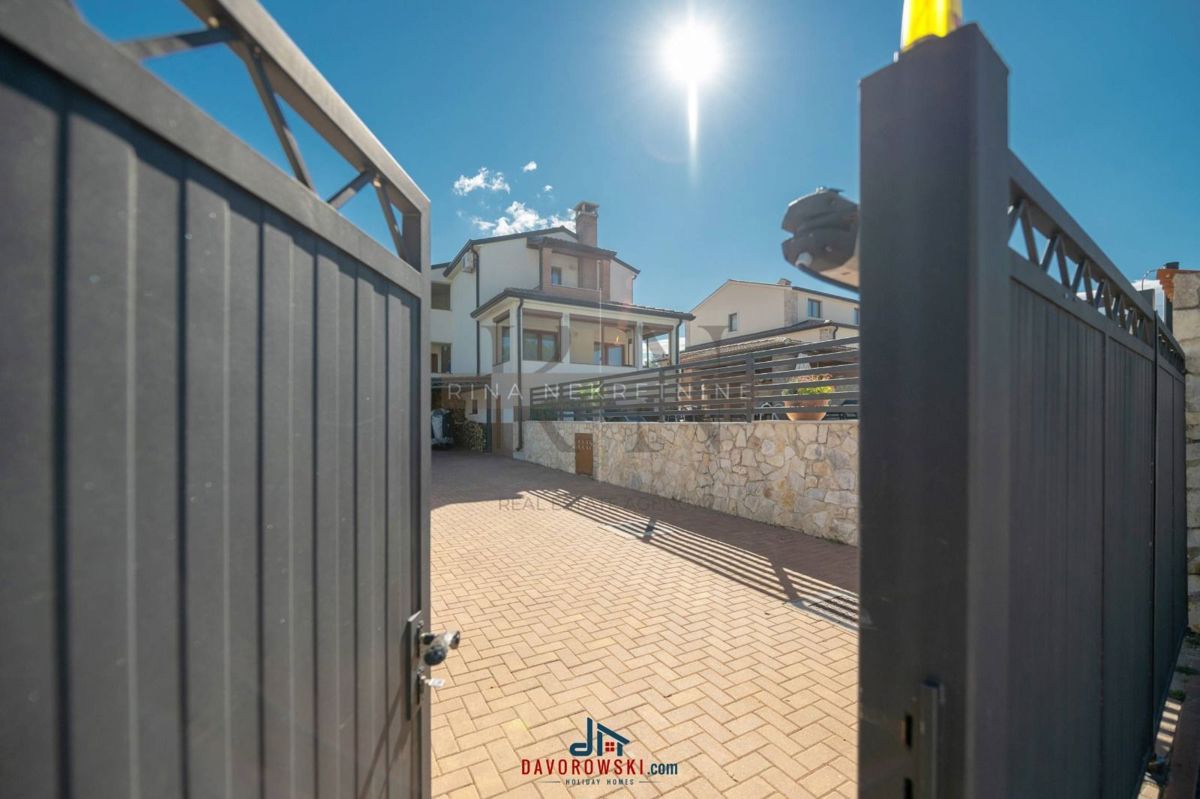 ISTRIA – POREČ – VILLA CON PISCINA IN UNA POSIZIONE TRANQUILLA