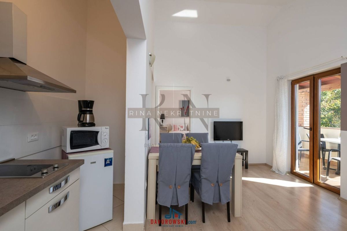 ISTRIA – POREČ – VILLA CON PISCINA IN UNA POSIZIONE TRANQUILLA