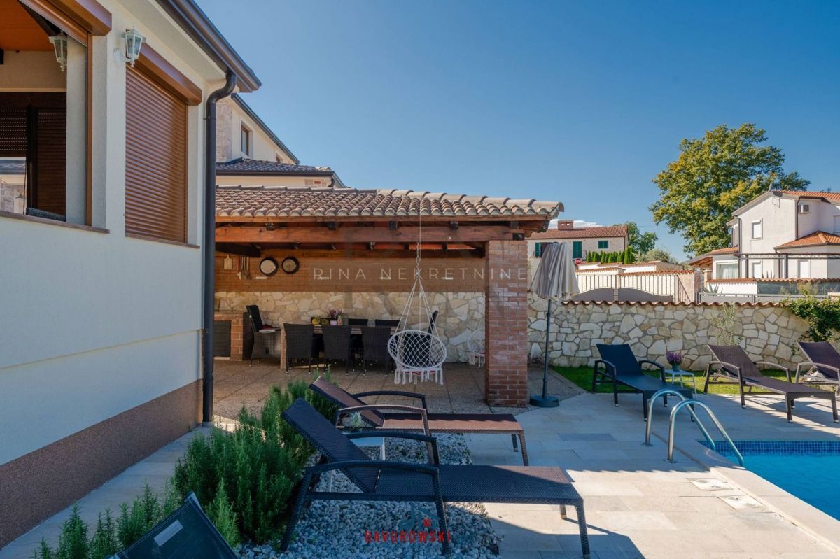 ISTRIA – POREČ – VILLA CON PISCINA IN UNA POSIZIONE TRANQUILLA