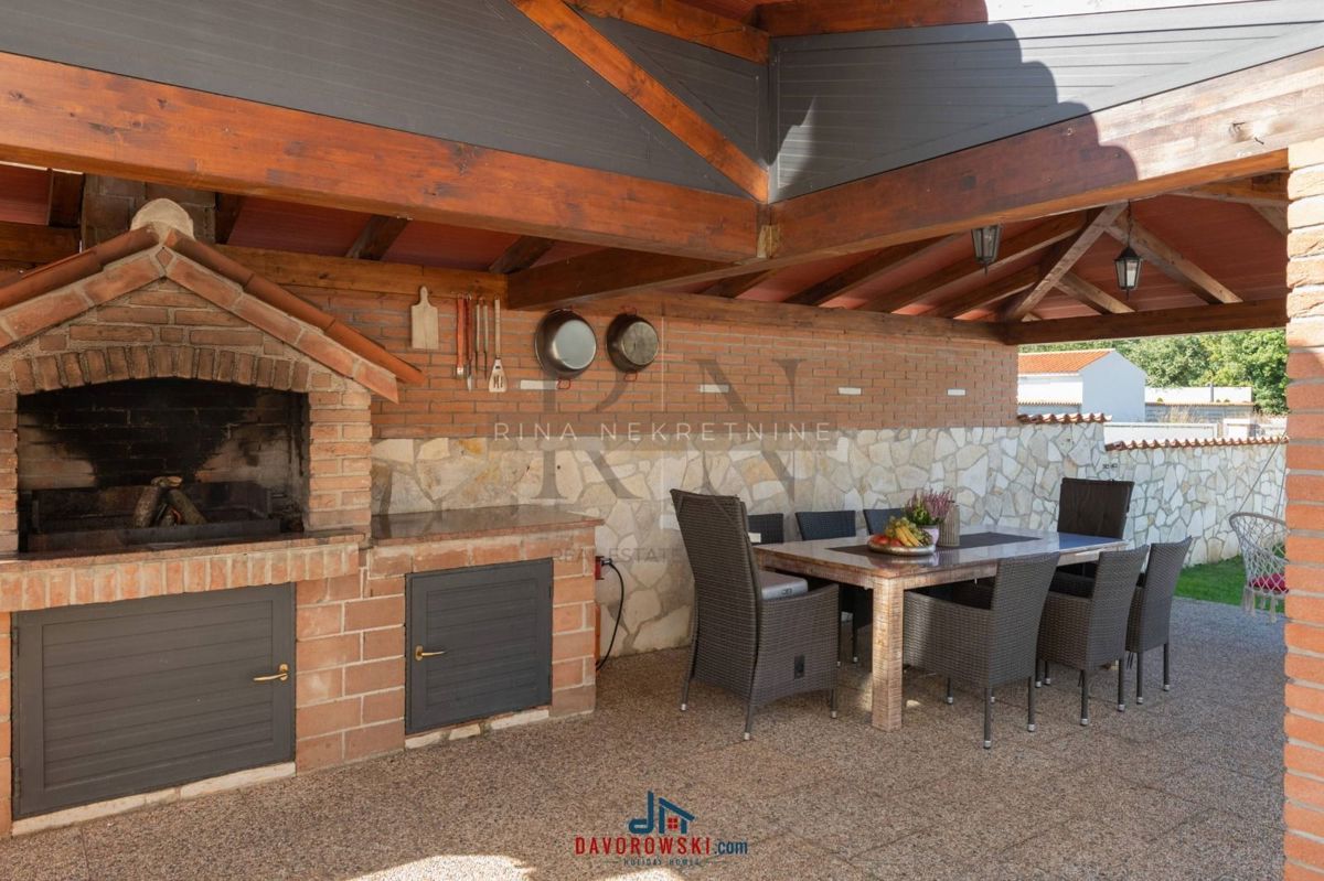 ISTRIA – POREČ – VILLA CON PISCINA IN UNA POSIZIONE TRANQUILLA