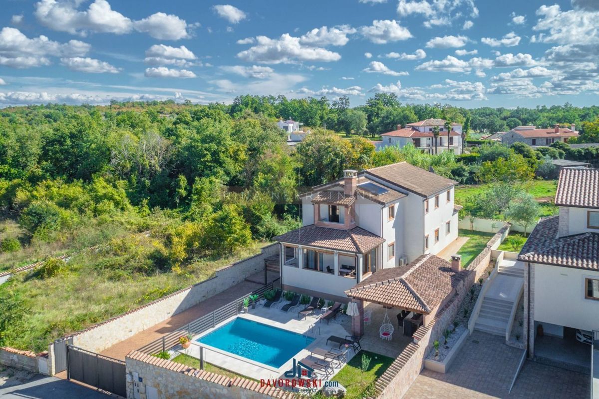 ISTRIA – POREČ – VILLA CON PISCINA IN UNA POSIZIONE TRANQUILLA
