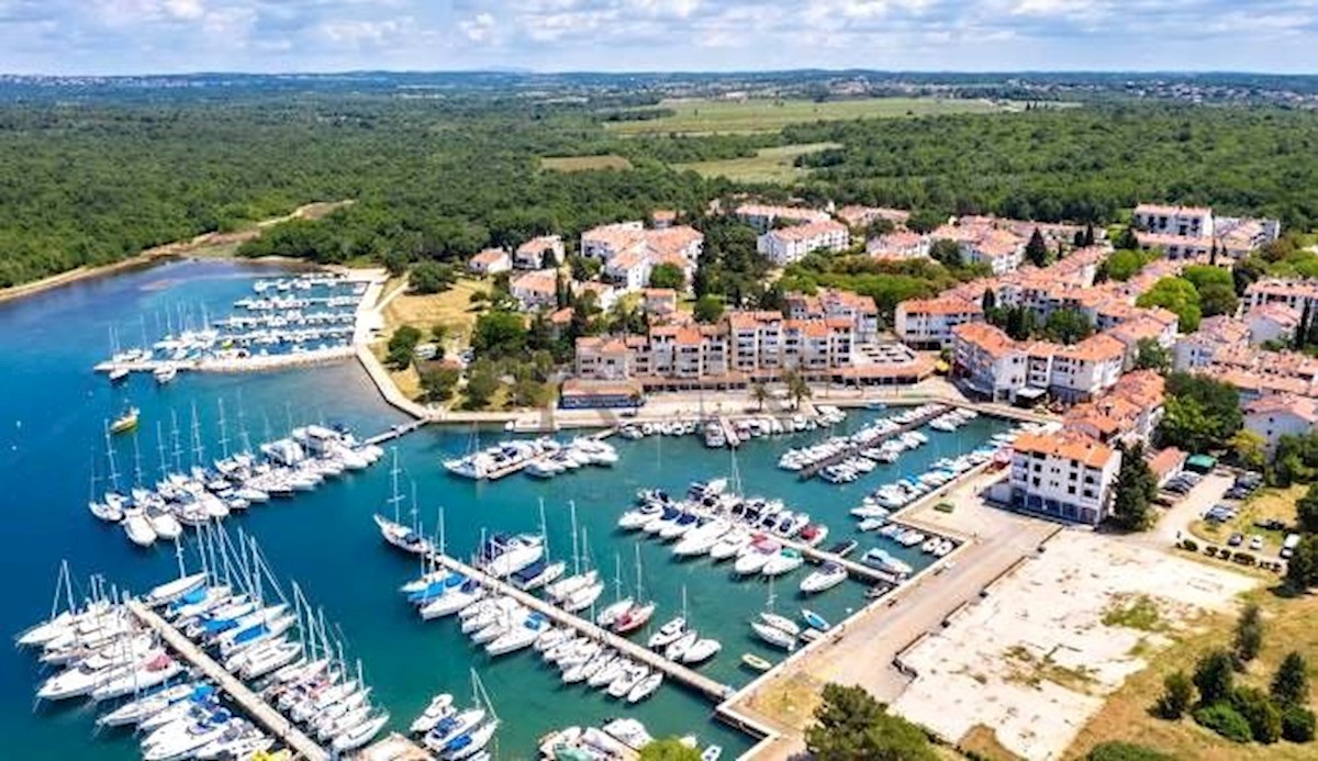 ISTRIA-POREČ-ČERVAR PORAT, appartamento con 2 camere da letto vicino al mare