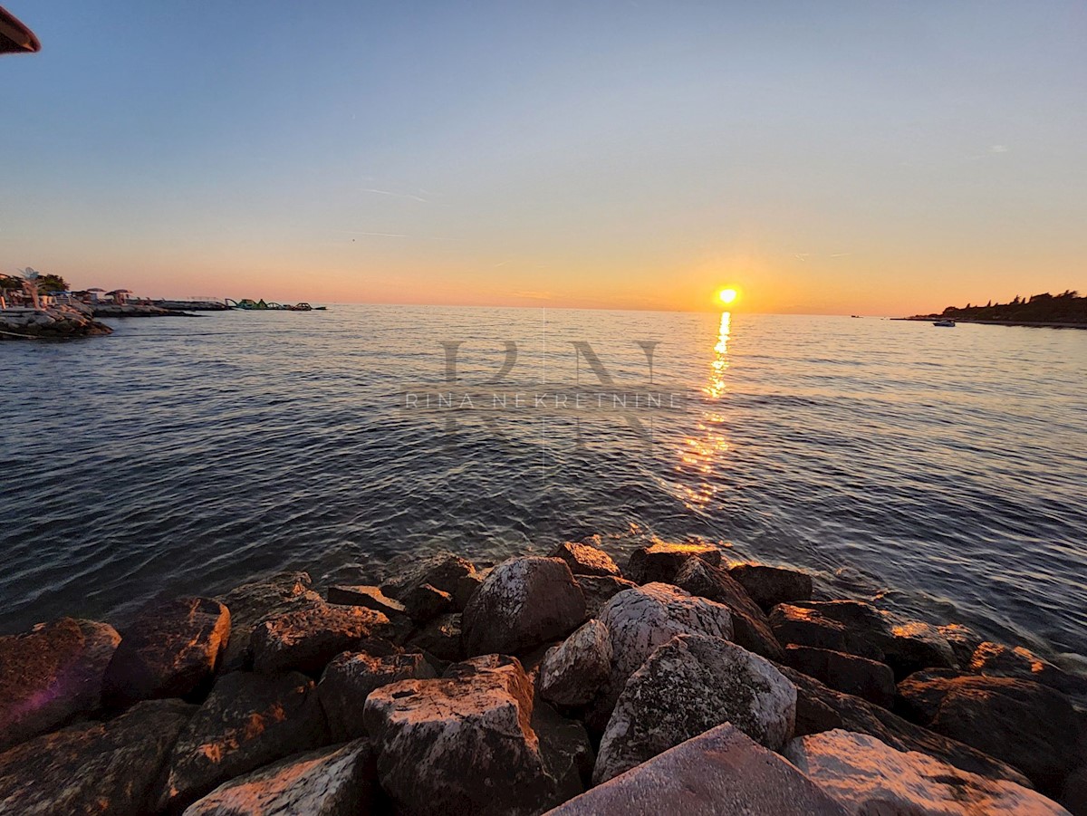 ISTRA - POREČ, TERRENO EDIFICABILE 2400M2, PRIMA FILA SUL MARE