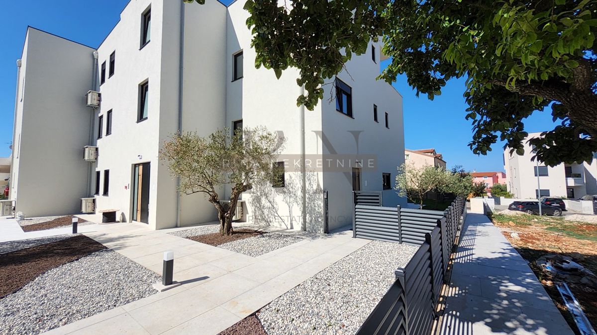 Poreč – appartamento trilocale con giardino al piano terra