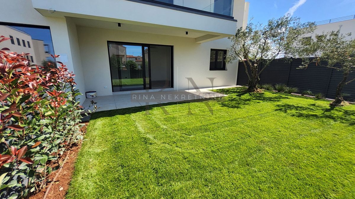 Poreč – appartamento trilocale con giardino al piano terra