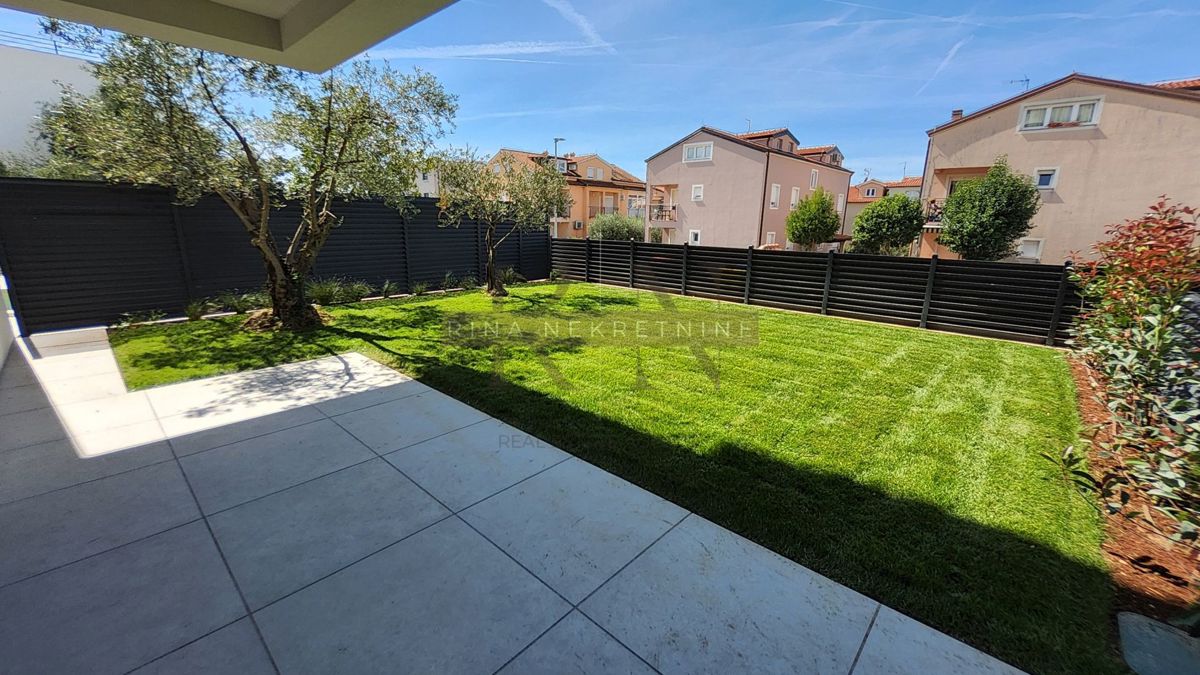 Poreč – appartamento trilocale con giardino al piano terra