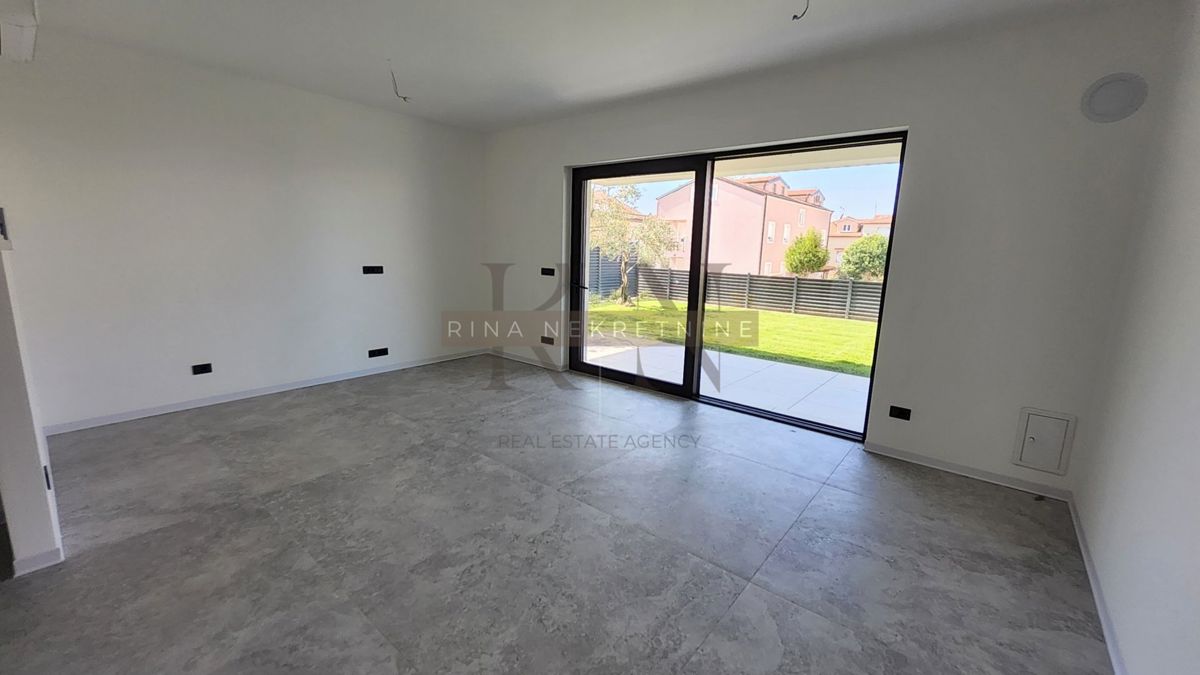 Poreč – appartamento trilocale con giardino al piano terra