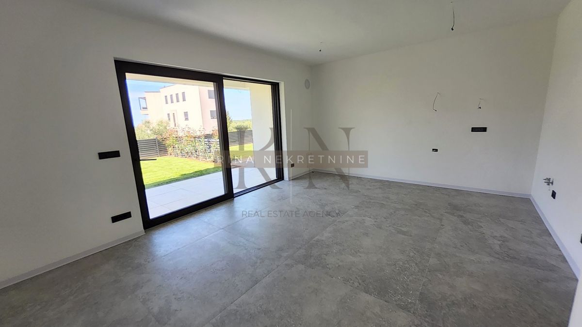 Poreč – appartamento trilocale con giardino al piano terra