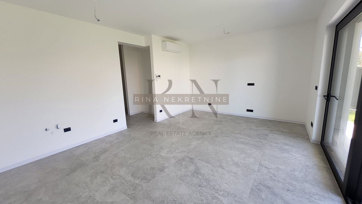 Poreč – appartamento trilocale con giardino al piano terra