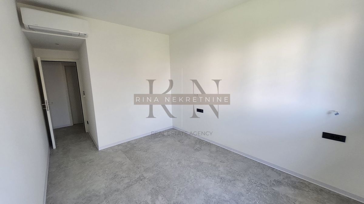 Poreč – appartamento trilocale con giardino al piano terra