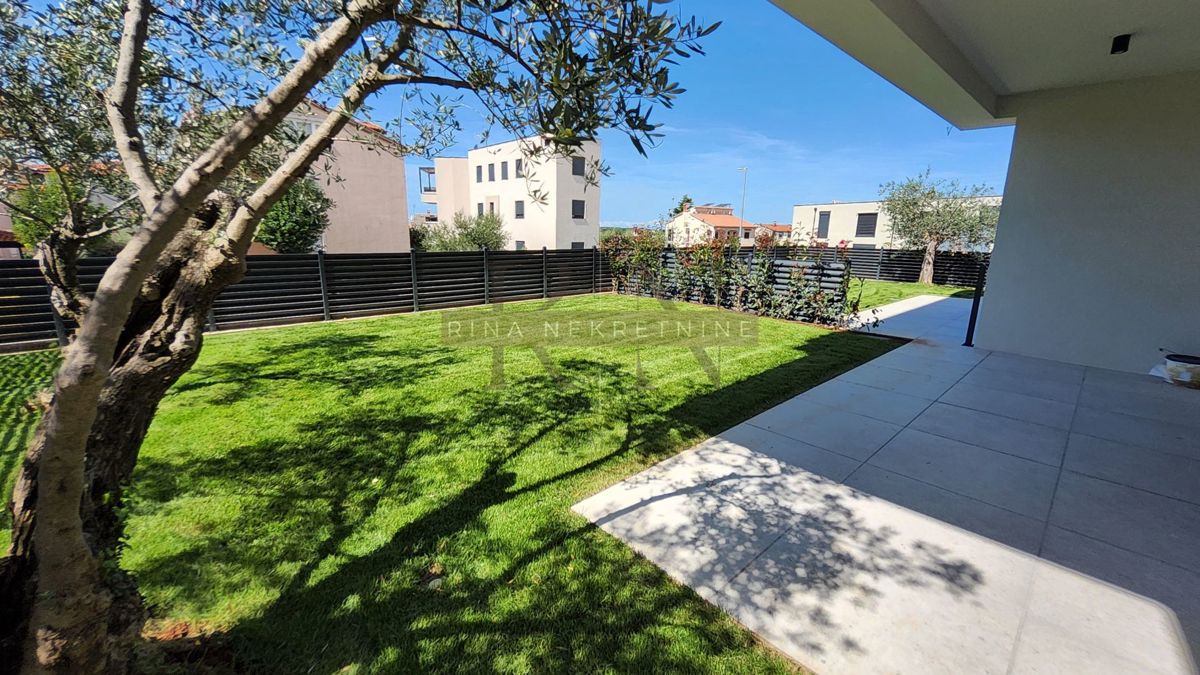 Poreč – appartamento trilocale con giardino al piano terra