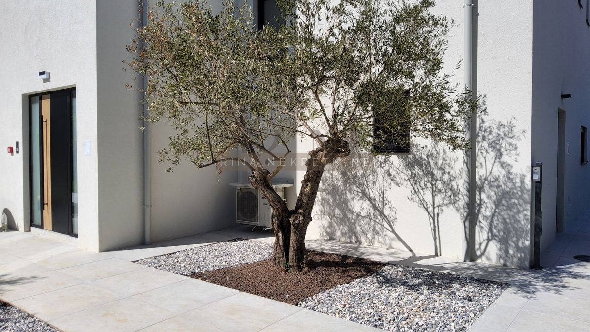 Poreč – appartamento trilocale con giardino al piano terra