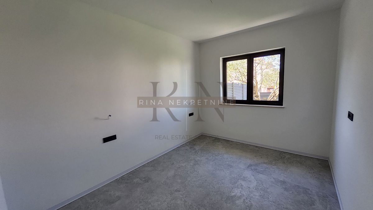 Poreč – appartamento trilocale con giardino al piano terra