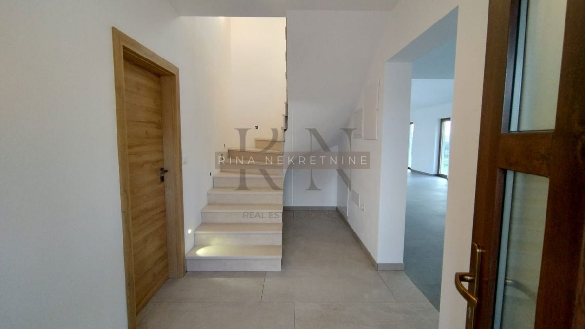 Istria – Parenzo: Villa moderna di lusso con piscina e vista mare