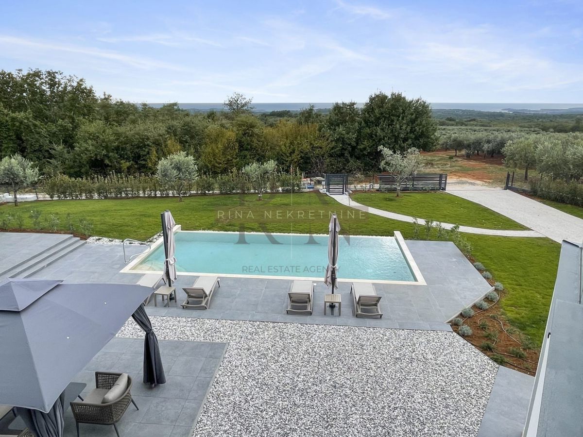 ISTRIA - PARENZO - VILLA DI LUSSO CIRCONDATA TRA GLI ULIVI, IL MARE E LA VISTA SULLE ALPI!
