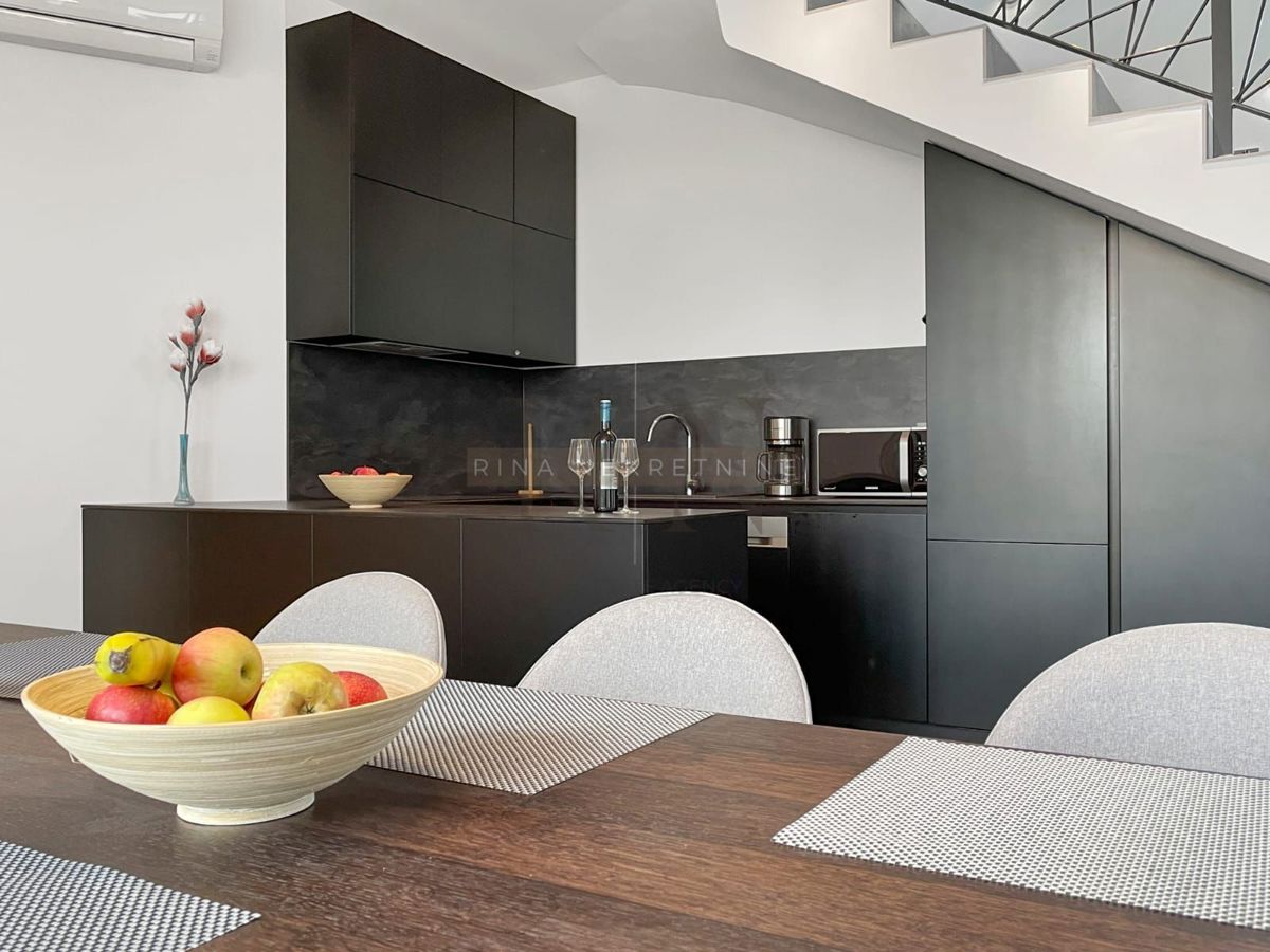 ISTRIA - PARENZO - VILLA DI LUSSO CIRCONDATA TRA GLI ULIVI, IL MARE E LA VISTA SULLE ALPI!