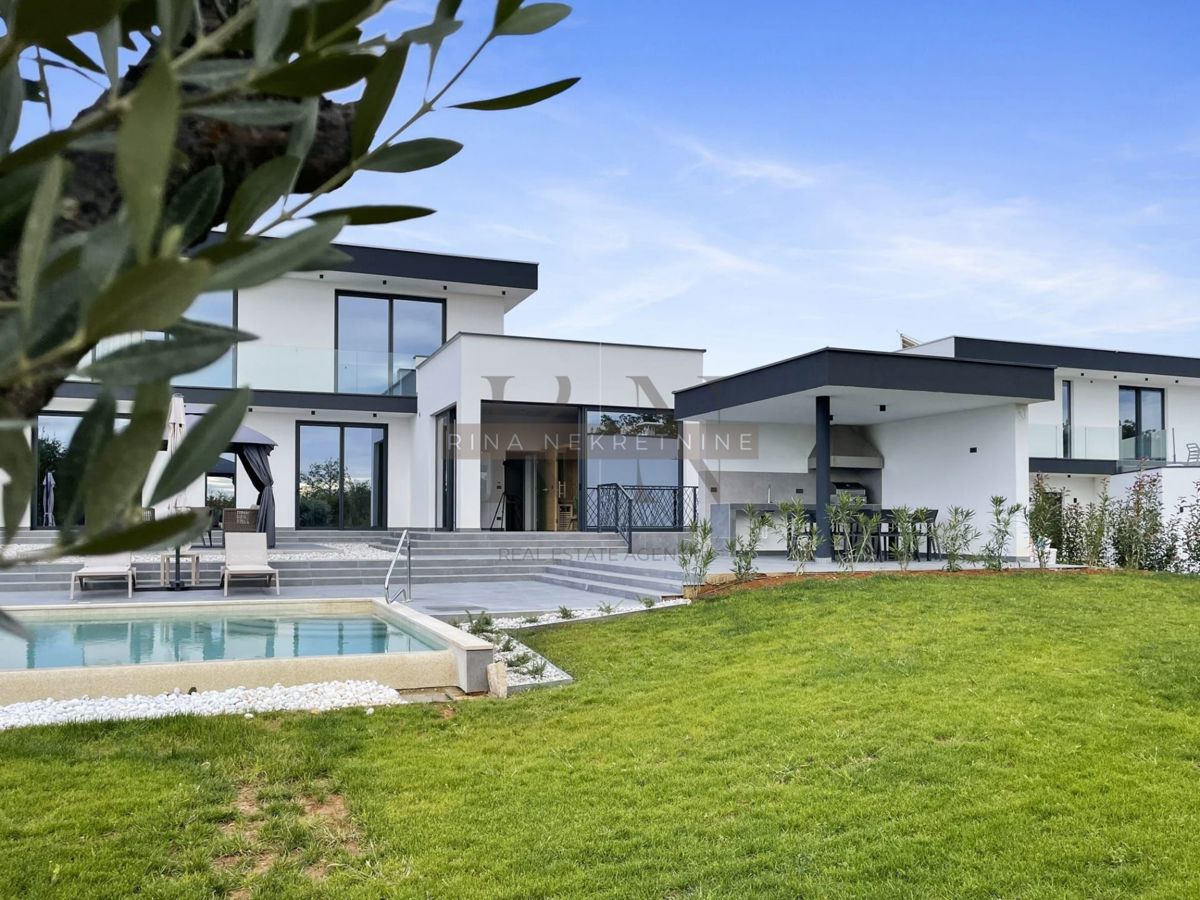 ISTRIA - PARENZO - VILLA DI LUSSO CIRCONDATA TRA GLI ULIVI, IL MARE E LA VISTA SULLE ALPI!