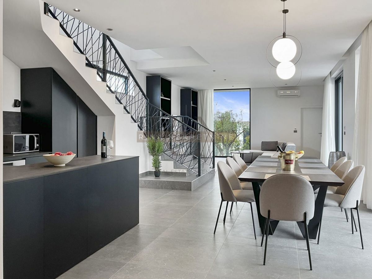 ISTRIA - PARENZO - VILLA DI LUSSO CIRCONDATA TRA GLI ULIVI, IL MARE E LA VISTA SULLE ALPI!