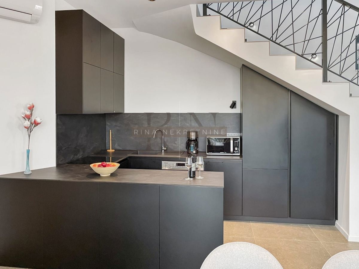 ISTRIA - PARENZO - VILLA DI LUSSO CIRCONDATA TRA GLI ULIVI, IL MARE E LA VISTA SULLE ALPI!