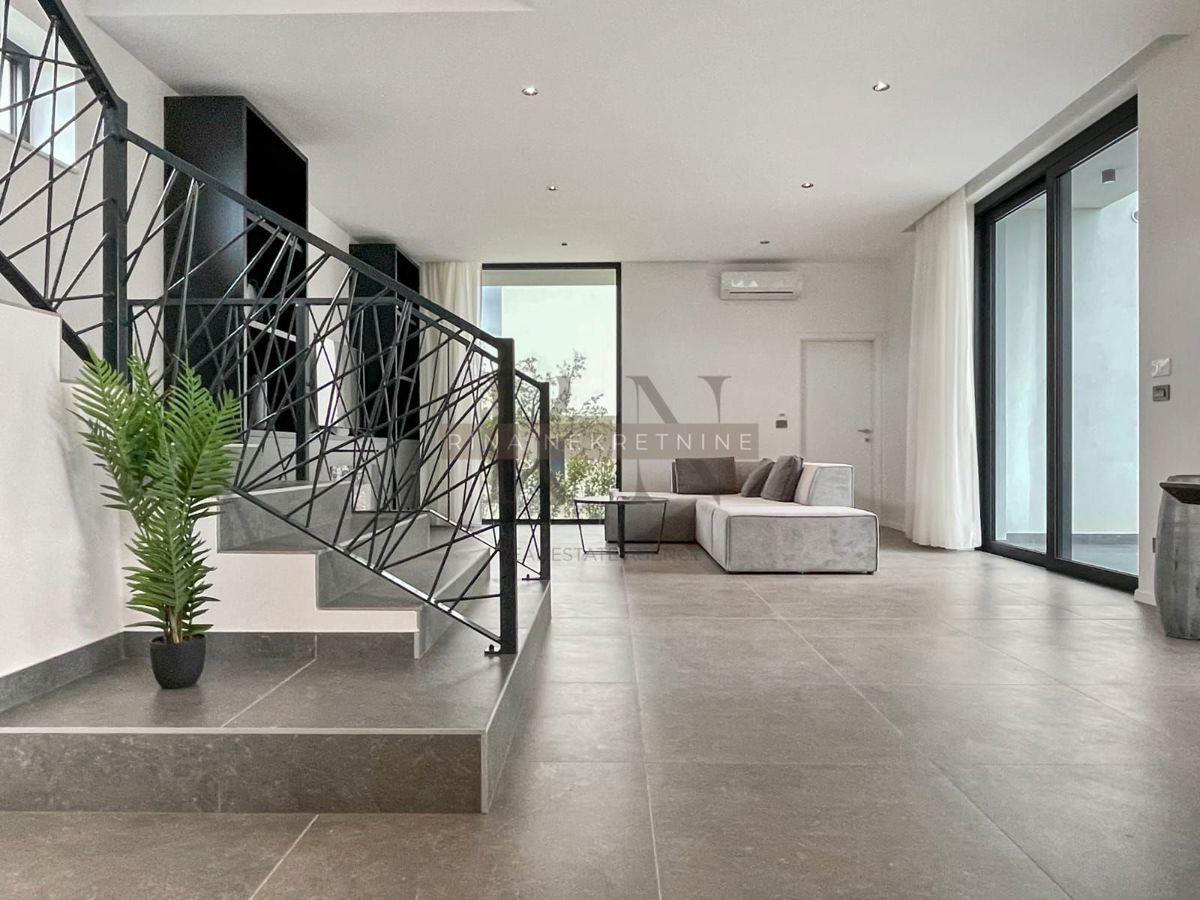 ISTRIA - PARENZO - VILLA DI LUSSO CIRCONDATA TRA GLI ULIVI, IL MARE E LA VISTA SULLE ALPI!