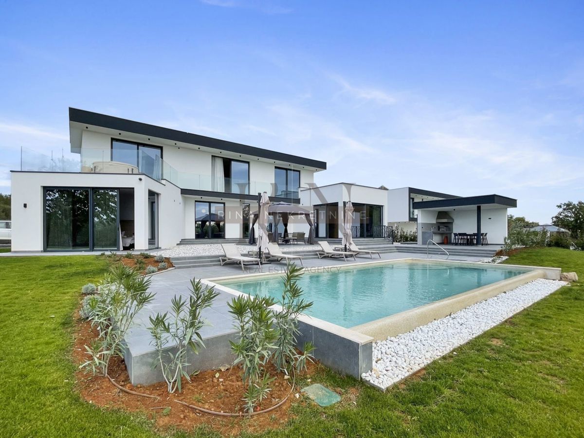 ISTRIA - PARENZO - VILLA DI LUSSO CIRCONDATA TRA GLI ULIVI, IL MARE E LA VISTA SULLE ALPI!