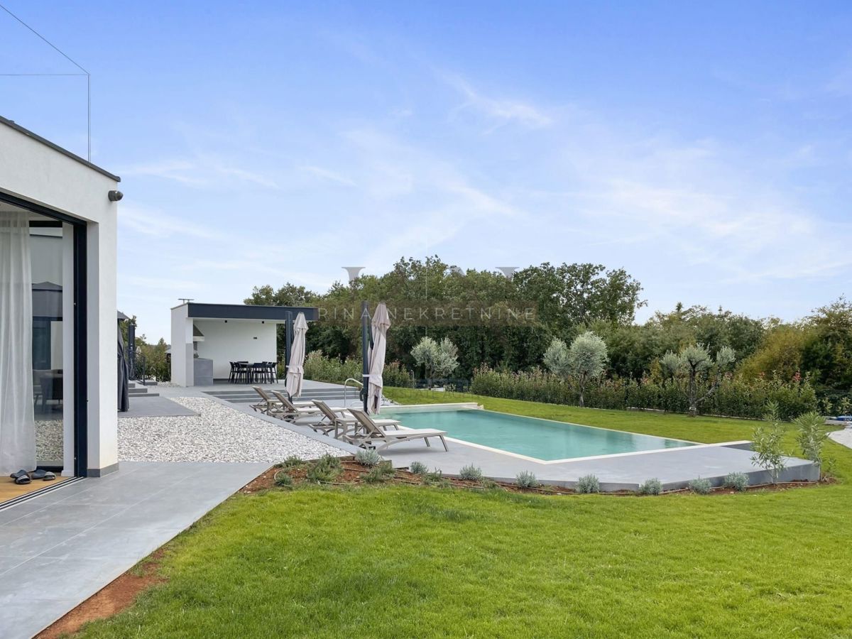 ISTRIA - PARENZO - VILLA DI LUSSO CIRCONDATA TRA GLI ULIVI, IL MARE E LA VISTA SULLE ALPI!