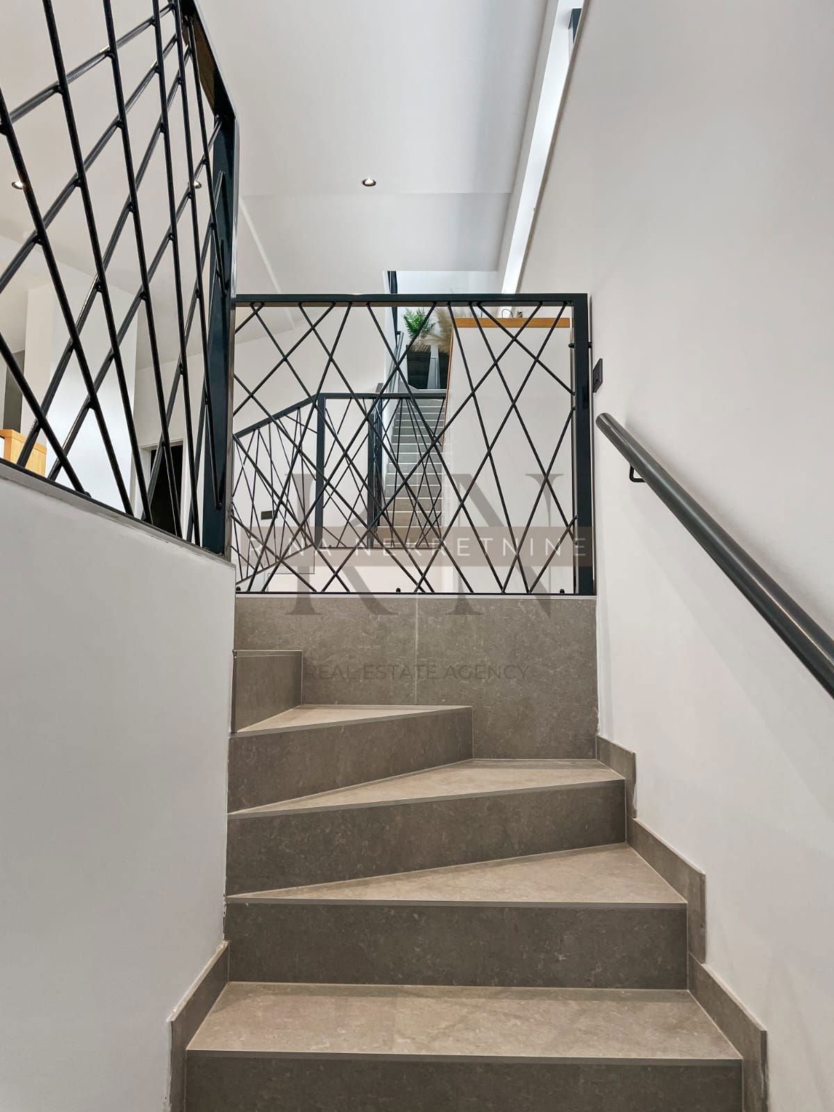 ISTRIA - PARENZO - VILLA DI LUSSO CIRCONDATA TRA GLI ULIVI, IL MARE E LA VISTA SULLE ALPI!