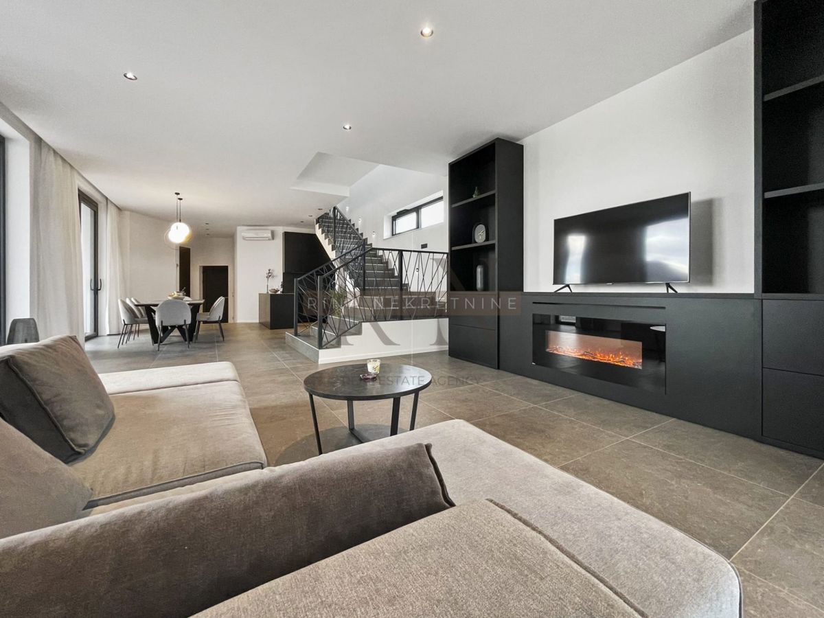 ISTRIA - PARENZO - VILLA DI LUSSO CIRCONDATA TRA GLI ULIVI, IL MARE E LA VISTA SULLE ALPI!