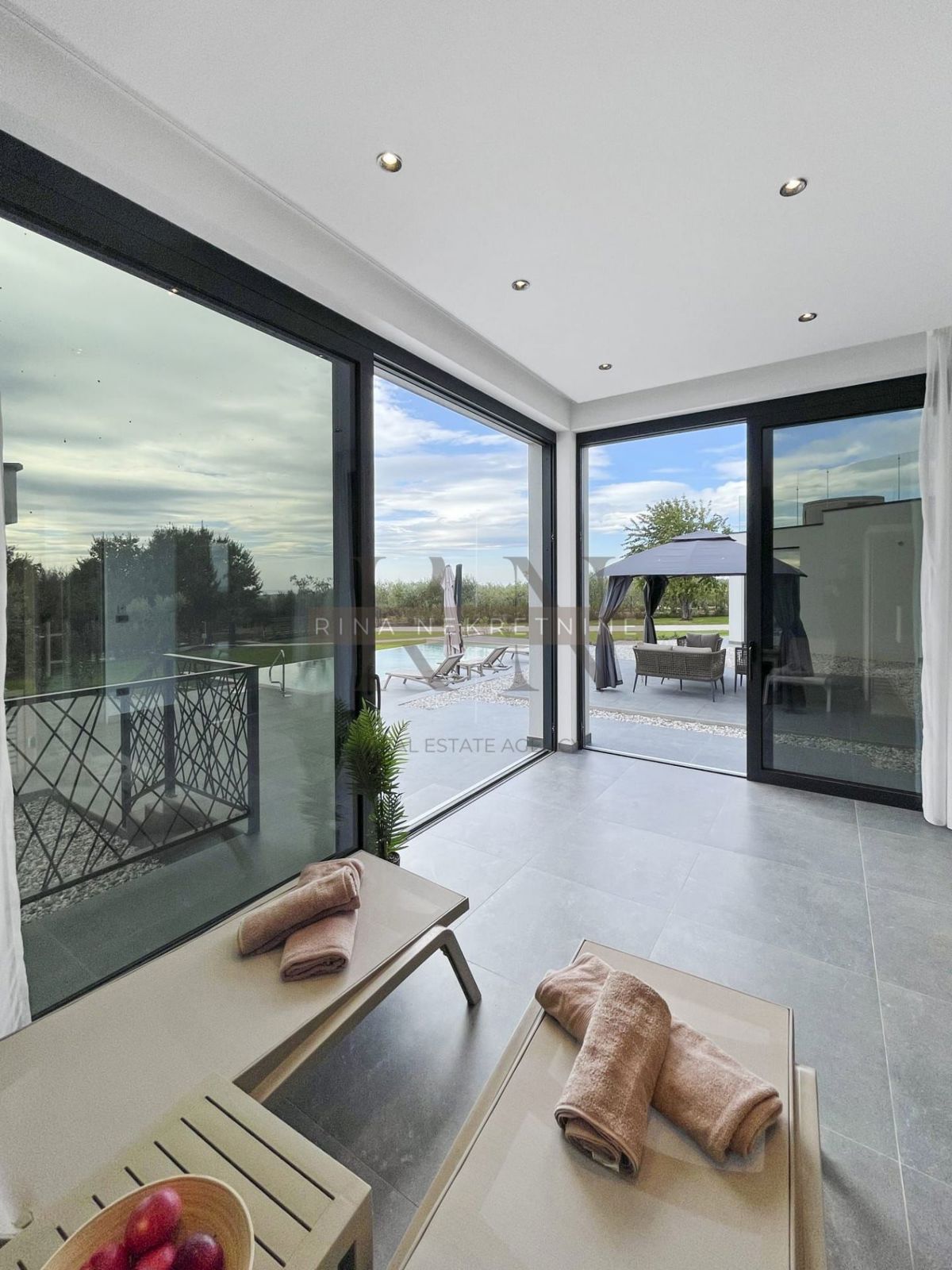 ISTRIA - PARENZO - VILLA DI LUSSO CIRCONDATA TRA GLI ULIVI, IL MARE E LA VISTA SULLE ALPI!