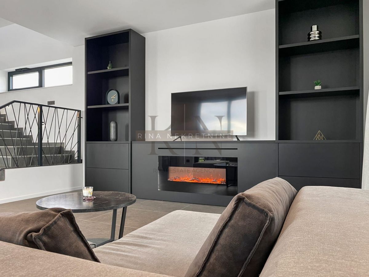 ISTRIA - PARENZO - VILLA DI LUSSO CIRCONDATA TRA GLI ULIVI, IL MARE E LA VISTA SULLE ALPI!