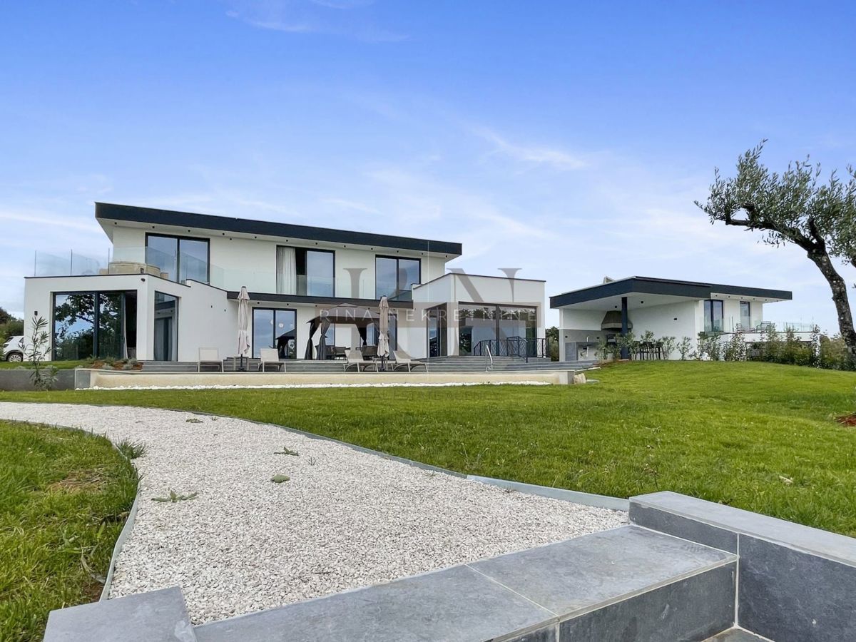 ISTRIA - PARENZO - VILLA DI LUSSO CIRCONDATA TRA GLI ULIVI, IL MARE E LA VISTA SULLE ALPI!