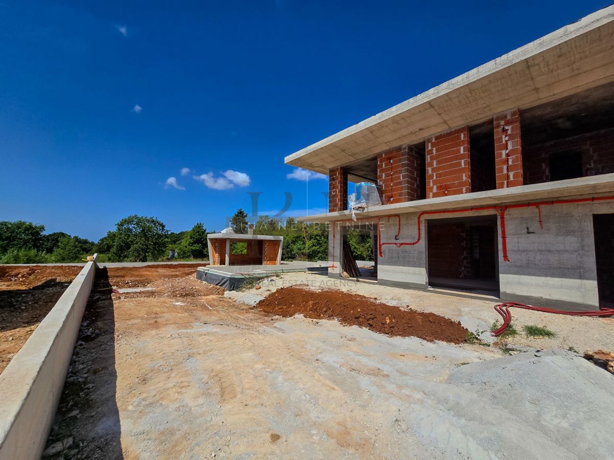 ISTRA – POREČ: VILLA DI LUSSO CON PISCINA IN VENDITA – VICINO A PARENZO