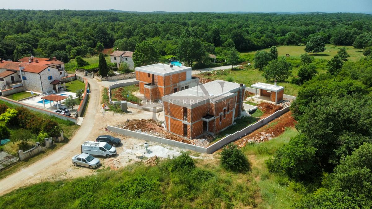 ISTRA – POREČ: VILLA DI LUSSO CON PISCINA IN VENDITA – VICINO A PARENZO