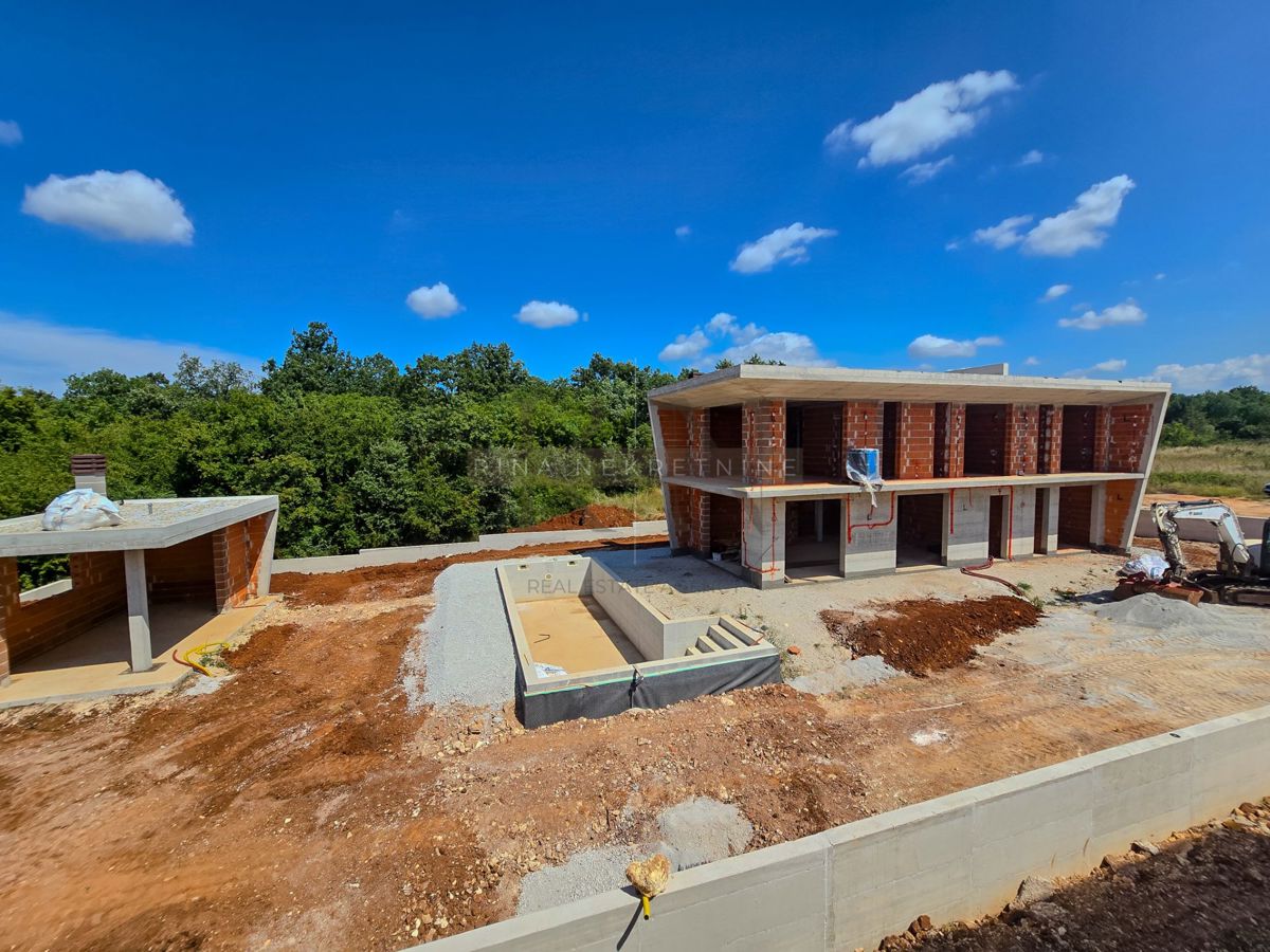 ISTRA – POREČ: VILLA DI LUSSO CON PISCINA IN VENDITA – VICINO A PARENZO